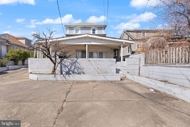 view of front of home featuring a fenced front yard