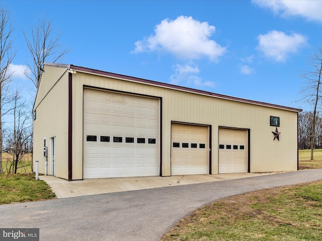 view of detached garage