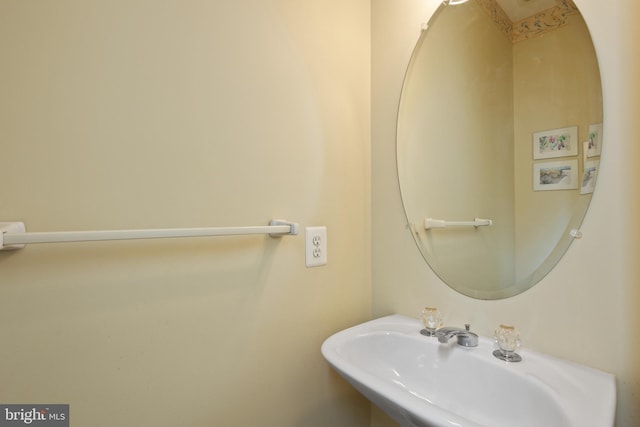 bathroom featuring a sink