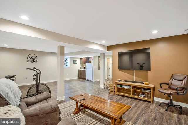 living area featuring recessed lighting, wood finished floors, and baseboards