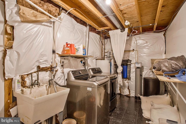 laundry room with laundry area, independent washer and dryer, and a sink