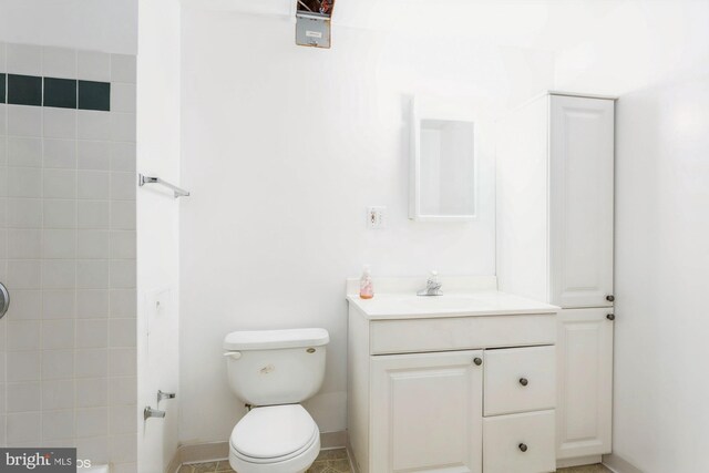 full bathroom with toilet, baseboards, and vanity
