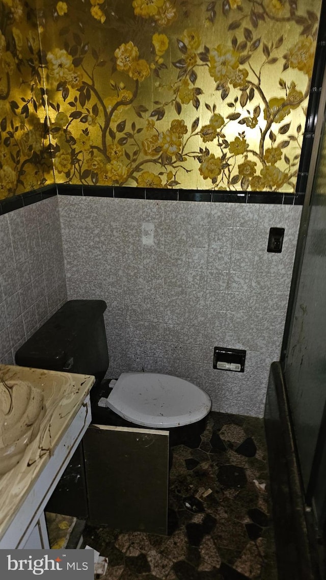 bathroom featuring tile walls