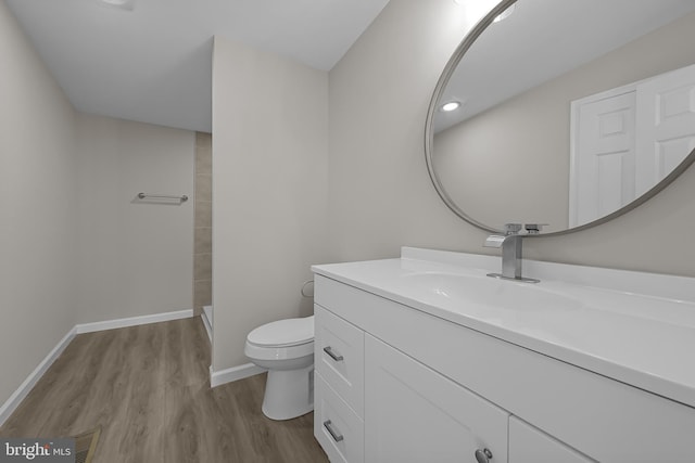 full bath featuring visible vents, toilet, wood finished floors, tiled shower, and baseboards