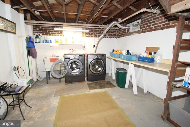 unfinished below grade area featuring washing machine and dryer