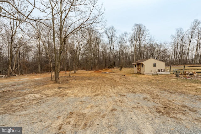 view of yard with an outbuilding