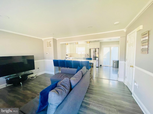 living room featuring crown molding, dark wood-style floors, visible vents, and baseboards