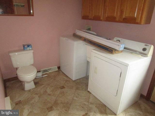 laundry area featuring washer and clothes dryer, laundry area, baseboards, and visible vents