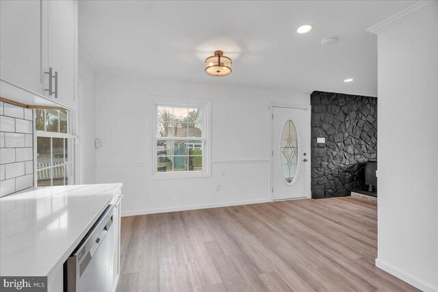 interior space with light wood-style flooring, recessed lighting, and baseboards