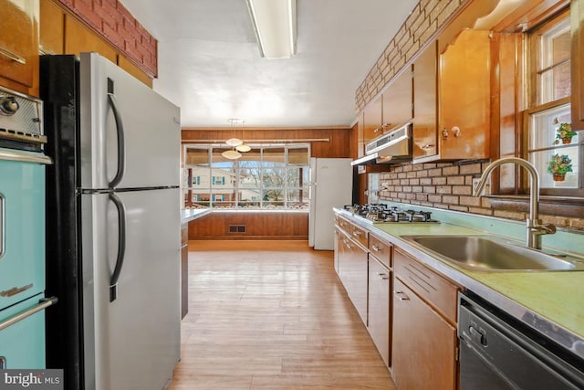 kitchen with light wood finished floors, visible vents, light countertops, stainless steel appliances, and a sink