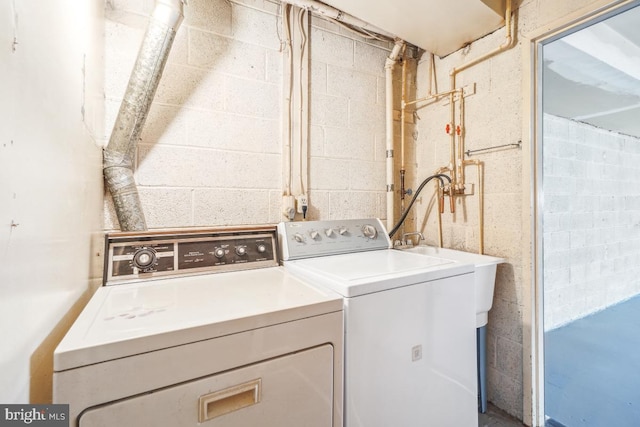 laundry room with laundry area and washer and clothes dryer