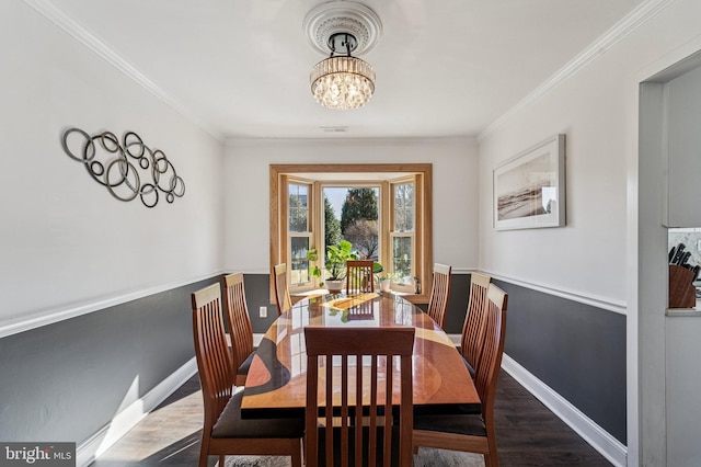 dining area with visible vents, crown molding, baseboards, an inviting chandelier, and dark wood-style floors