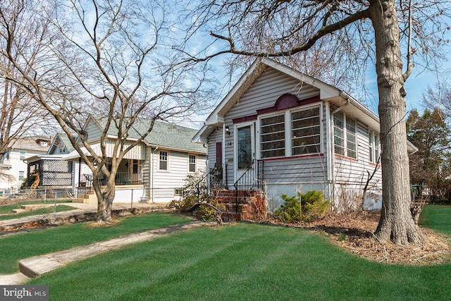 view of front of house featuring entry steps and a front lawn