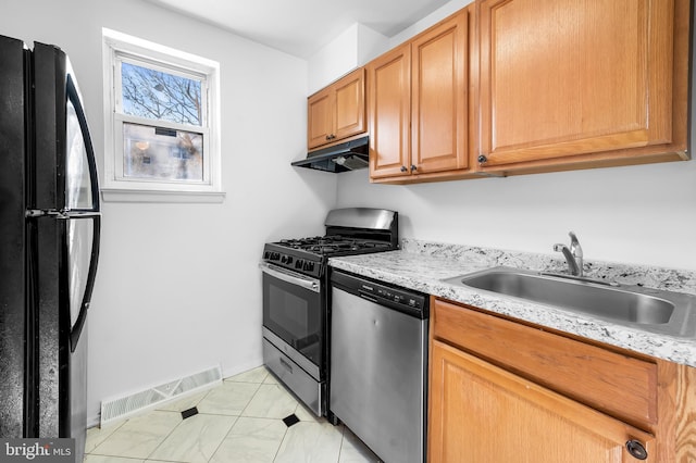 kitchen with visible vents, a sink, under cabinet range hood, appliances with stainless steel finishes, and baseboards