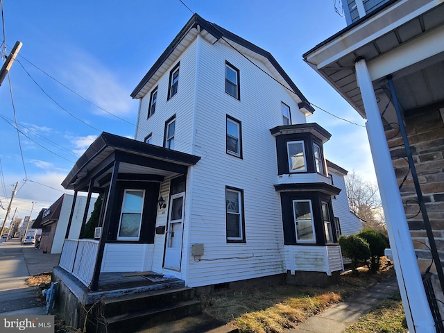 view of front facade featuring crawl space and covered porch