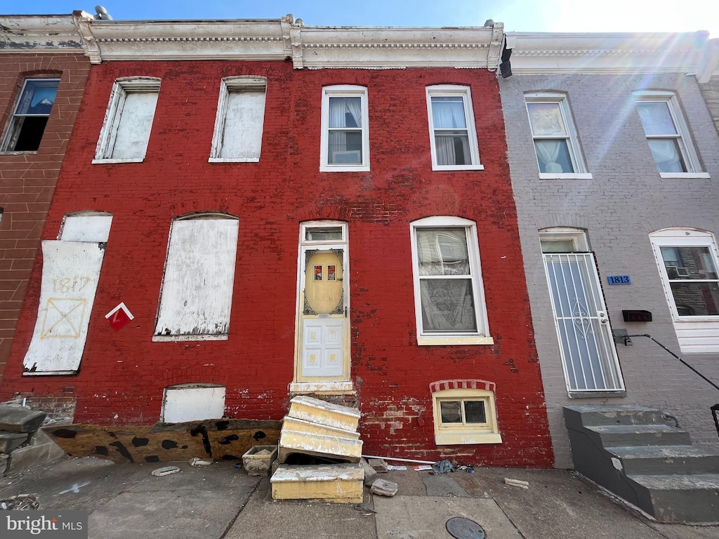 townhome / multi-family property featuring brick siding and entry steps