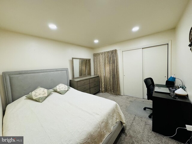 carpeted bedroom with recessed lighting and a closet