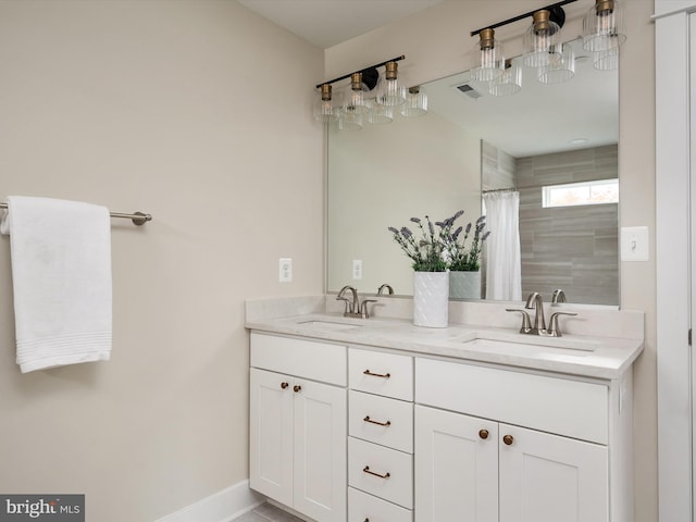 full bath featuring a sink, visible vents, a shower with shower curtain, and double vanity