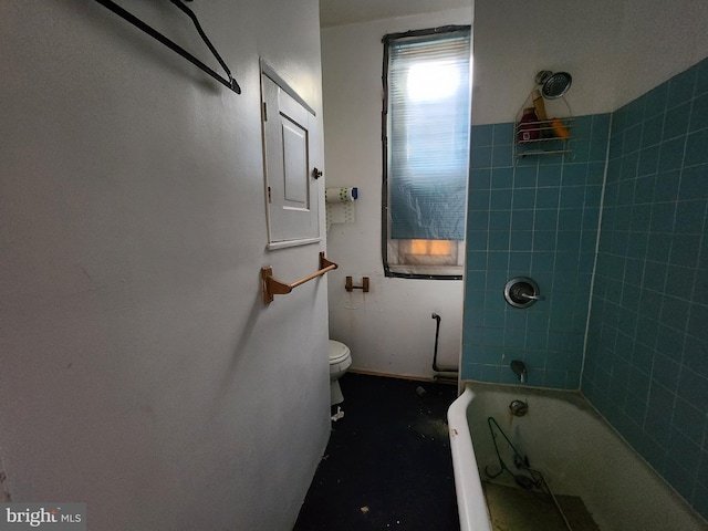 bathroom featuring toilet and washtub / shower combination