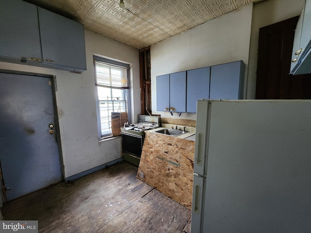 kitchen with blue cabinetry, an ornate ceiling, light wood-type flooring, light countertops, and white appliances