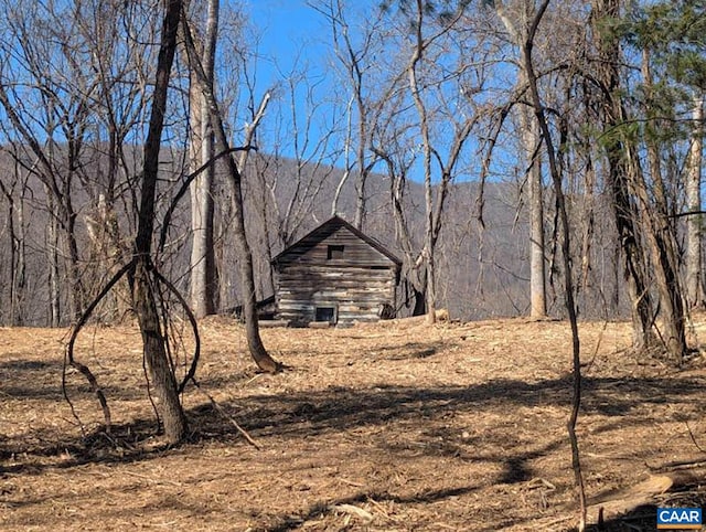 view of yard with an outbuilding