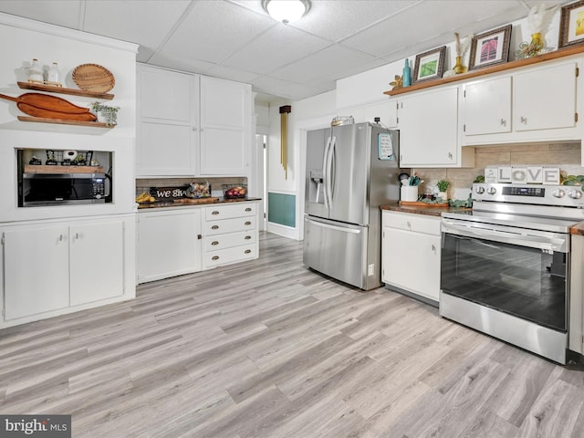 kitchen featuring light wood-type flooring, stainless steel appliances, tasteful backsplash, and white cabinetry