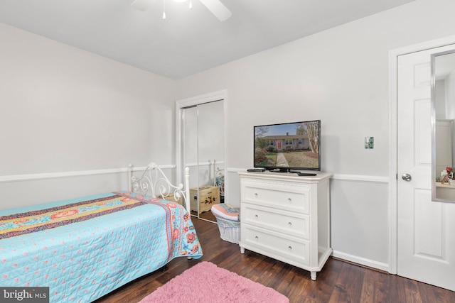 bedroom with dark wood-style flooring, a closet, and ceiling fan