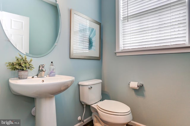 bathroom featuring toilet and baseboards