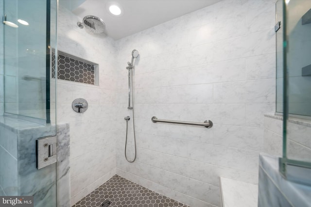 bathroom featuring a tile shower