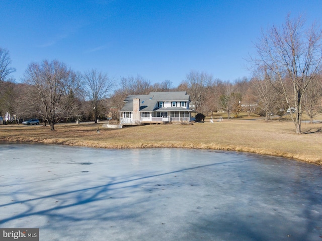 view of front of home featuring a front lawn