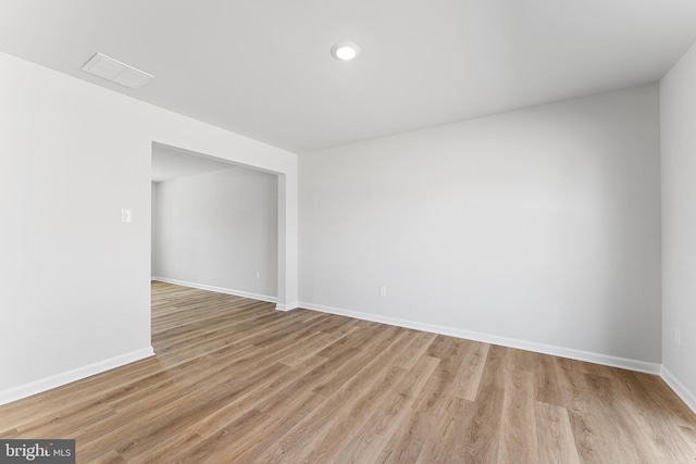 spare room with light wood-style flooring, recessed lighting, baseboards, and visible vents