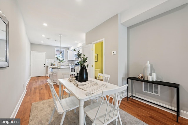 dining space featuring recessed lighting, visible vents, baseboards, and light wood-style floors