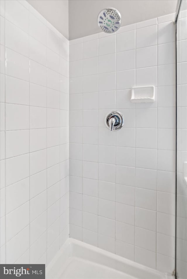 full bathroom featuring a tile shower