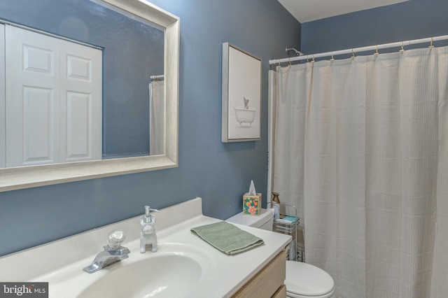 full bath featuring a shower with curtain, toilet, and vanity