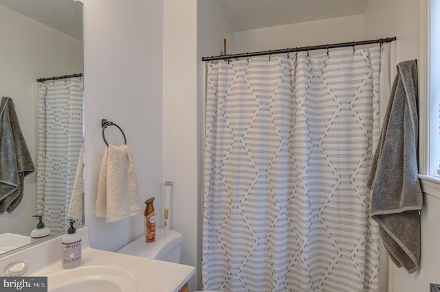 full bathroom with toilet, vanity, and a shower with curtain