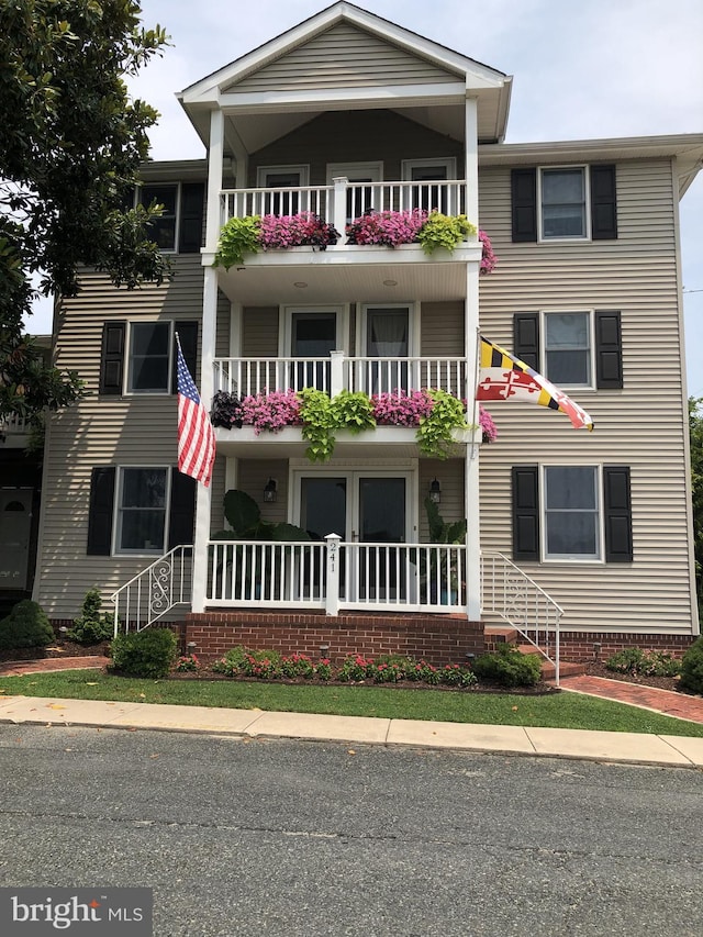 view of front of home featuring covered porch and a balcony