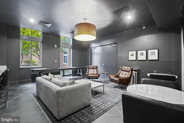 living area featuring visible vents, recessed lighting, and baseboards