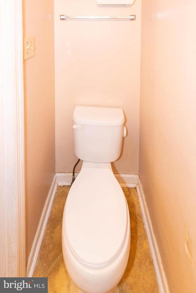 bathroom featuring toilet and baseboards