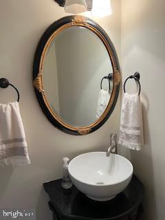 bathroom featuring a sink