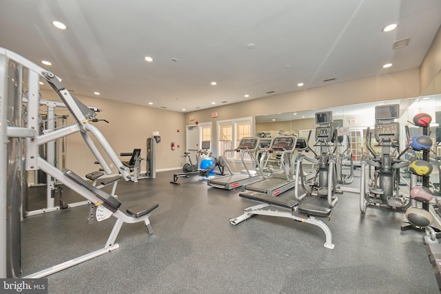 workout area with recessed lighting, visible vents, and baseboards