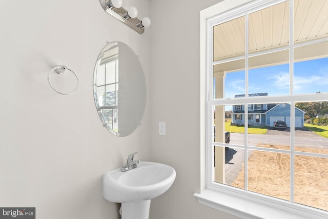 bathroom featuring a sink