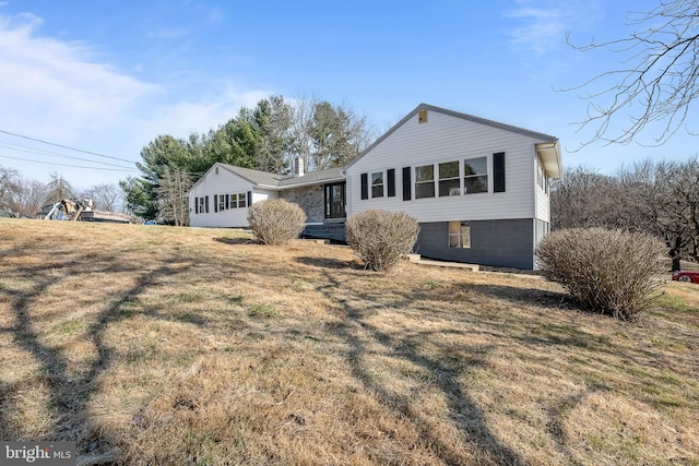 view of front of home featuring a front lawn