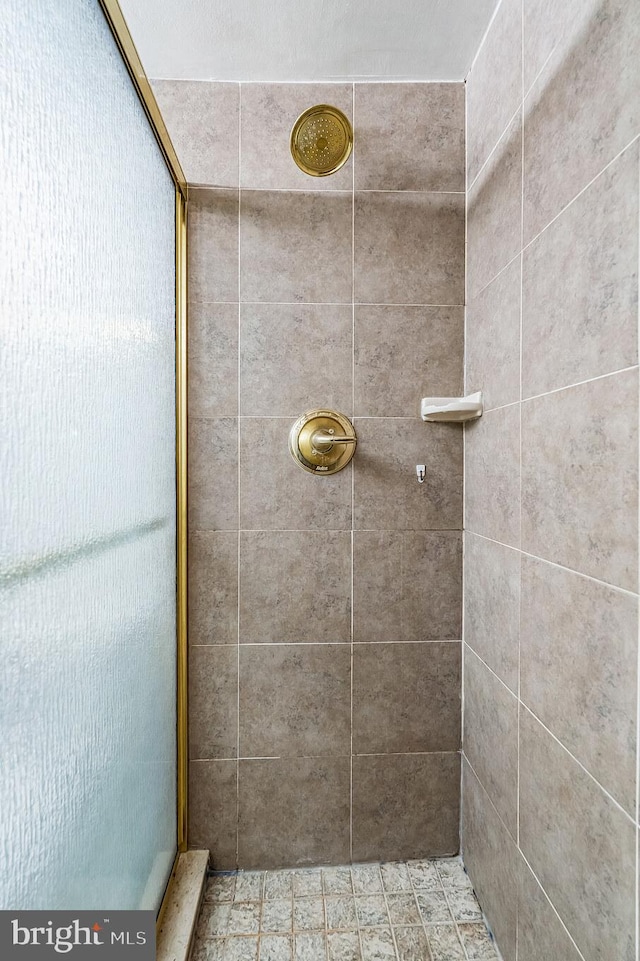 bathroom featuring a tile shower