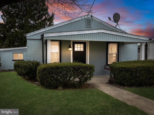 view of front of home featuring a porch and a yard