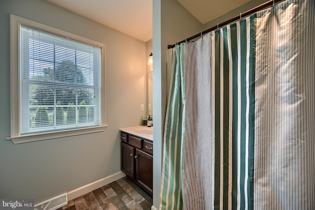 full bathroom featuring visible vents, vanity, and baseboards