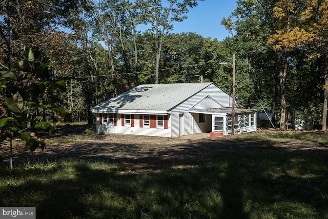 view of front of house with a front lawn