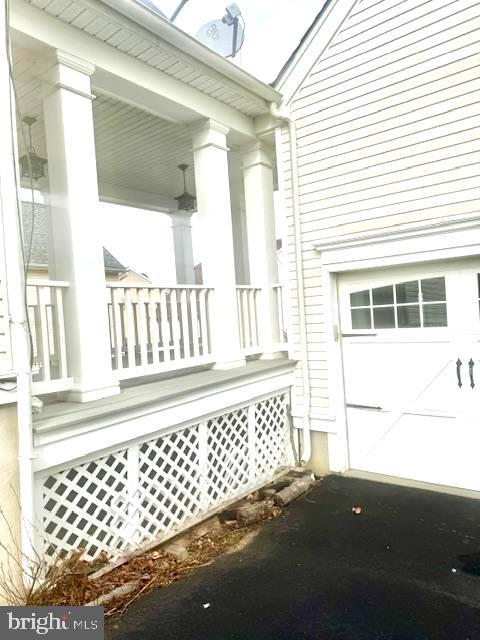 doorway to property featuring covered porch