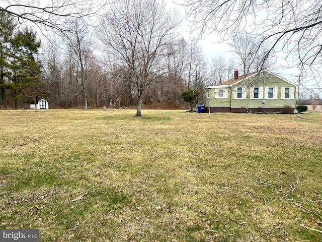 view of yard with an outbuilding and a storage unit