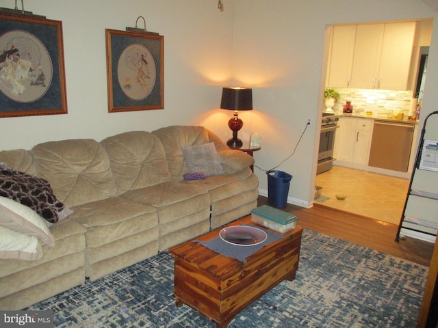 living area with light wood-type flooring and baseboards