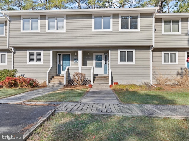 townhome / multi-family property featuring crawl space and a front lawn